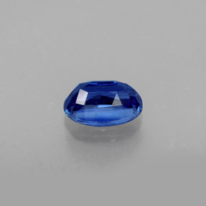 0.69カラットの天然ブルーカイヤナイト（6.1×4.2 mm・オーバルカット）