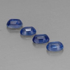 カラットの天然ディープブルーカイヤナイト（6.1×4.2 mm・オーバルカット）