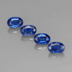 カラットの天然ディープブルーカイヤナイト（6.1×4.2 mm・オーバルカット）