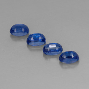 カラットの天然ディープブルーカイヤナイト（6.1×4.2 mm・オーバルカット）