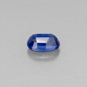 0.71カラットの天然ディープブルーカイヤナイト（6.2×4.2 mm・オーバルカット）
