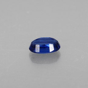 0.68カラットの天然ディープブルーカイヤナイト（6.2×4.2 mm・オーバルカット）