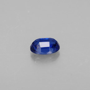 0.68カラットの天然ディープブルーカイヤナイト（6×4.1 mm・オーバルカット）