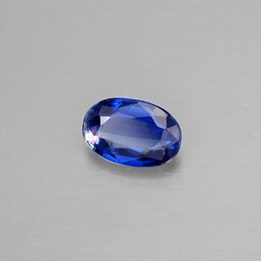 0.58カラットの天然ディープブルーカイヤナイト（6.2×4.1 mm・オーバルカット）