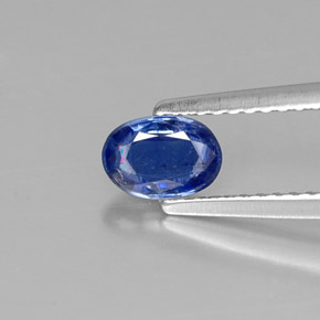 0.61カラットの天然ディープブルーカイヤナイト（6.2×4.3 mm・オーバルカット）