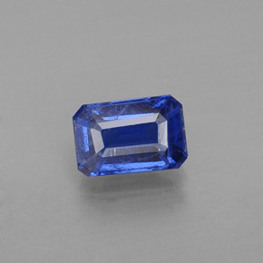 0.82カラットの天然ブルーカイヤナイト（6.2×4.1 mm・エメラルドカット）