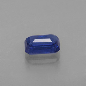 0.82カラットの天然ブルーカイヤナイト（6.2×4.1 mm・エメラルドカット）