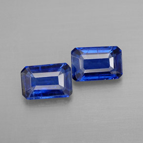 カラットの天然ブルーカイヤナイト（6.1×4.2 mm・エメラルドカット）