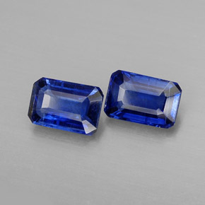 カラットの天然ブルーカイヤナイト（6.1×4.2 mm・エメラルドカット）