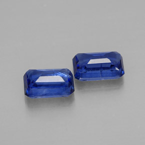 カラットの天然ブルーカイヤナイト（6.1×4.2 mm・エメラルドカット）
