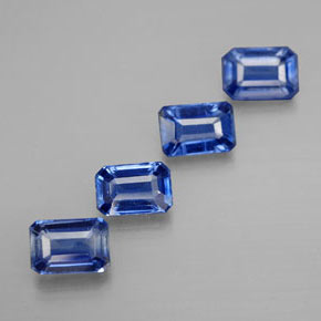 カラットの天然ブルーカイヤナイト（6.1×4.2 mm・エメラルドカット）