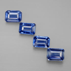 カラットの天然ブルーカイヤナイト（6.1×4.2 mm・エメラルドカット）