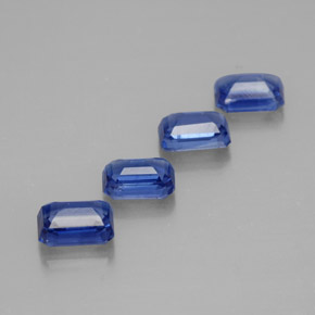 カラットの天然ブルーカイヤナイト（6.1×4.2 mm・エメラルドカット）