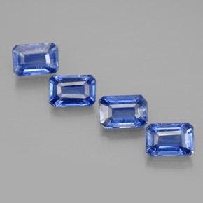 カラットの天然ブルーカイヤナイト（6.2×4.2 mm・エメラルドカット）