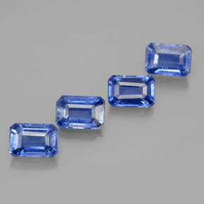 カラットの天然ブルーカイヤナイト（6.2×4.2 mm・エメラルドカット）