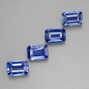カラットの天然ブルーカイヤナイト（6.2×4.1 mm・エメラルドカット）