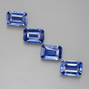 カラットの天然ブルーカイヤナイト（6.2×4.1 mm・エメラルドカット）