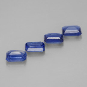 カラットの天然ブルーカイヤナイト（6.2×4.1 mm・エメラルドカット）