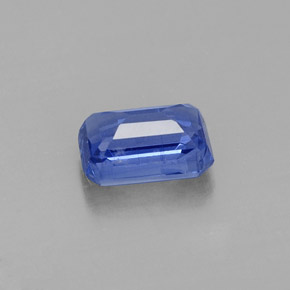 0.83カラットの天然ブルーカイヤナイト（6.2×4.1 mm・エメラルドカット）