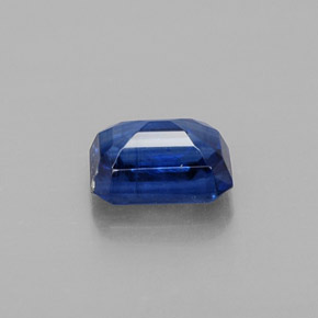 0.88カラットの天然ブルーカイヤナイト（6.2×4.1 mm・エメラルドカット）
