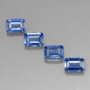 カラットの天然ブルーカイヤナイト（6.1×4.2 mm・エメラルドカット）