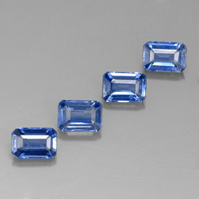カラットの天然ブルーカイヤナイト（6.1×4.2 mm・エメラルドカット）