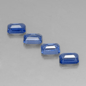 カラットの天然ブルーカイヤナイト（6.1×4.2 mm・エメラルドカット）