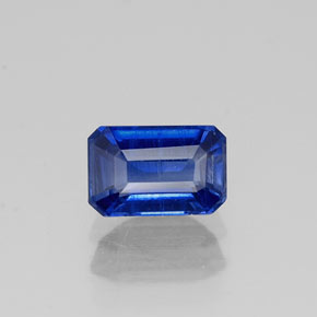 0.86カラットの天然ブルーカイヤナイト（6.2×4 mm・エメラルドカット）
