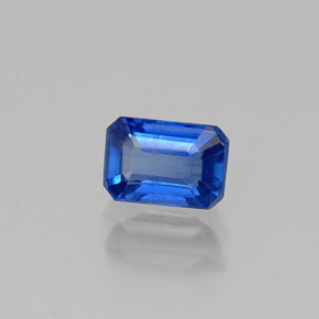 0.75カラットの天然ブルーカイヤナイト（5.9×4 mm・エメラルドカット）