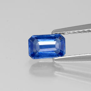 0.75カラットの天然ブルーカイヤナイト（6.2×4 mm・エメラルドカット）