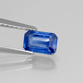 0.75カラットの天然ブルーカイヤナイト（6.2×4 mm・エメラルドカット）