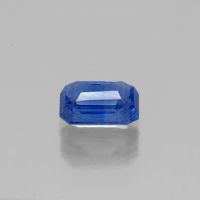 0.81カラットの天然ブルーカイヤナイト（6.1×4.3 mm・エメラルドカット）