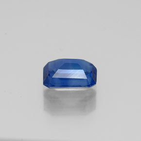 0.64カラットの天然ブルーカイヤナイト（5.8×4.1 mm・エメラルドカット）