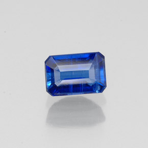 0.90カラットの天然ブルーカイヤナイト（6.1×4.2 mm・エメラルドカット）