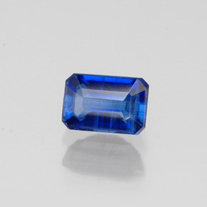 0.90カラットの天然ブルーカイヤナイト（6.1×4.2 mm・エメラルドカット）