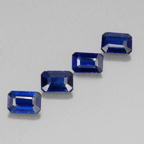 カラットの天然ディープブルーカイヤナイト（6.1×4.1 mm・エメラルドカット）