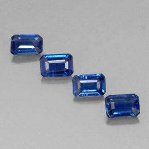 カラットの天然ブルーカイヤナイト（6.1×4.2 mm・エメラルドカット）