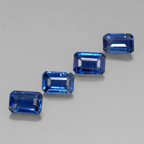 カラットの天然ブルーカイヤナイト（6.1×4.2 mm・エメラルドカット）