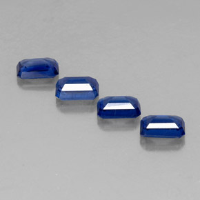 カラットの天然ブルーカイヤナイト（6.1×4.2 mm・エメラルドカット）