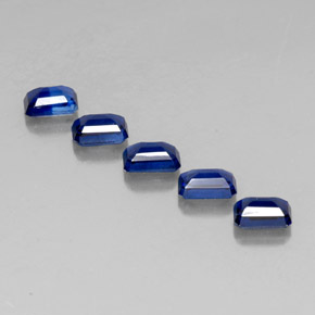 カラットの天然ディープブルーカイヤナイト（6×4.2 mm・エメラルドカット）