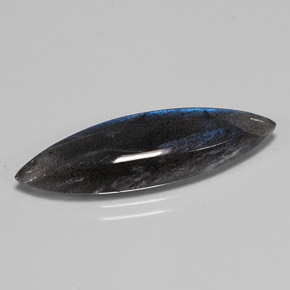 7.34カラットの天然マルチカラーラブラドライト（28×8.3 mm・透明）