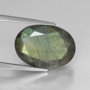 12.90カラットの天然マルチカラーラブラドライト（18.2×13 mm・オーバルカット）