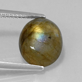 3.60カラットの天然マルチカラーラブラドライト（11×9.1 mm・オーバルカット）