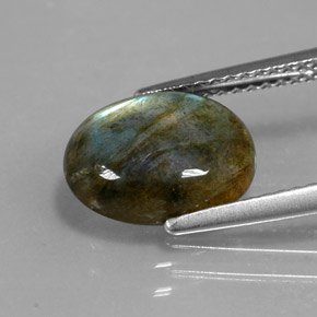 2.89カラットの天然マルチカラーラブラドライト（11×8.6 mm・透明）