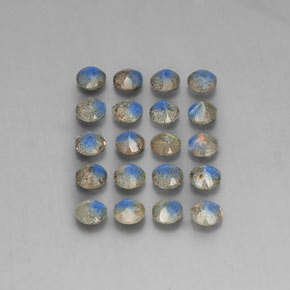 カラットの天然マルチカラーラブラドライト（4.64 mm・透明）