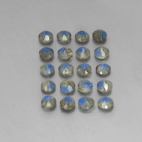 カラットの天然マルチカラーラブラドライト（4.68 mm・透明）
