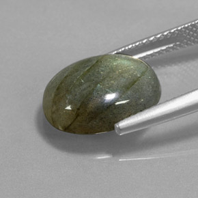 5.31カラットの天然マルチカラーラブラドライト、オーバルカット、半透明