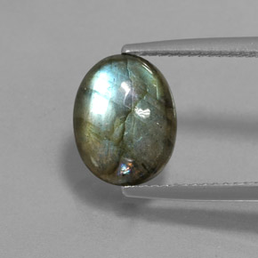3.75カラットの天然マルチカラーラブラドライト（11.1×8.8 mm・オーバルカット）