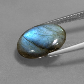 3.74カラットの天然マルチカラーラブラドライト、オーバルカット、半透明