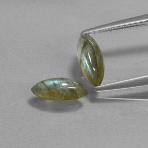 カラットの天然マルチカラーラブラドライト（8.3×3.7 mm・マーキス）